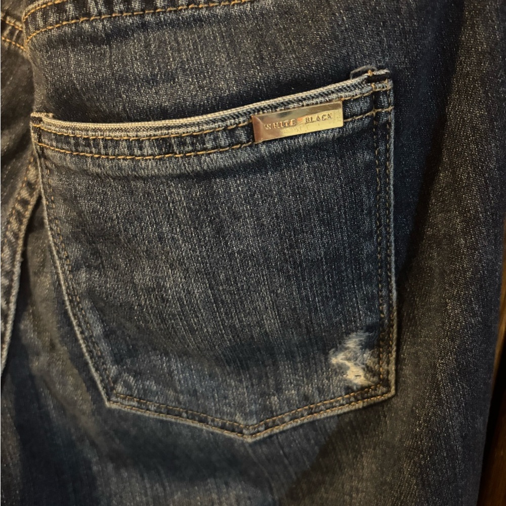 White House Black Market "Girlfriend" style denim jeans in size 4. - Picture 5 of 12